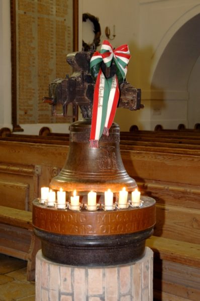 Az Evangélikus templomban az oltár mellet látható az eredeti Zombáról hozott harang.