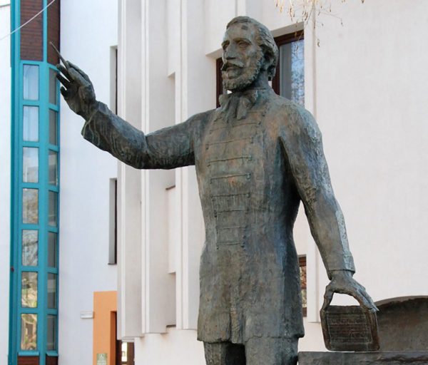 Az 1988-ban átadott Eötvös József szobor.